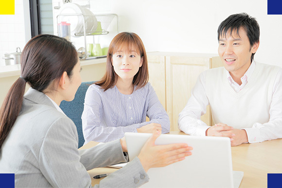写真:相談に乗る従業員