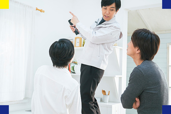 写真:住宅改装の相談に乗る従業員